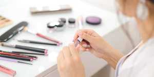 Femeile absorb anual 2-3 kg de substante toxice prin intermediul produselor cosmetice uzuale
