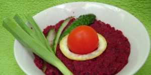 Salata de sfecla rosie cu usturoi verde